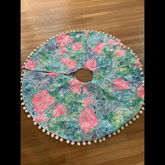 LILLY PULITZER Multi Bohemian Queen Beach Pink Blue Pom Pom CHRISTMAS Tree Skirt - Picture 1 of 3